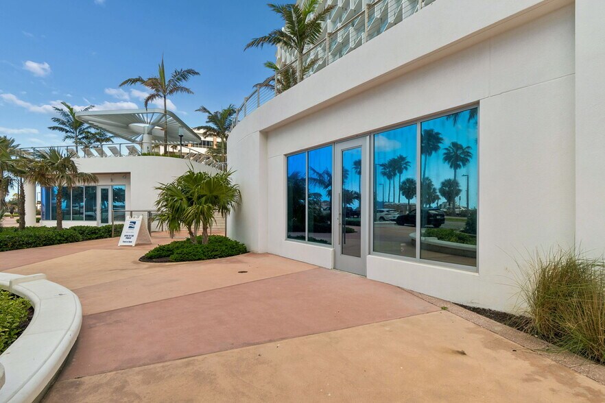 More Photos Of 400 Coronado Dr, Clearwater Beach Hotel For Lease