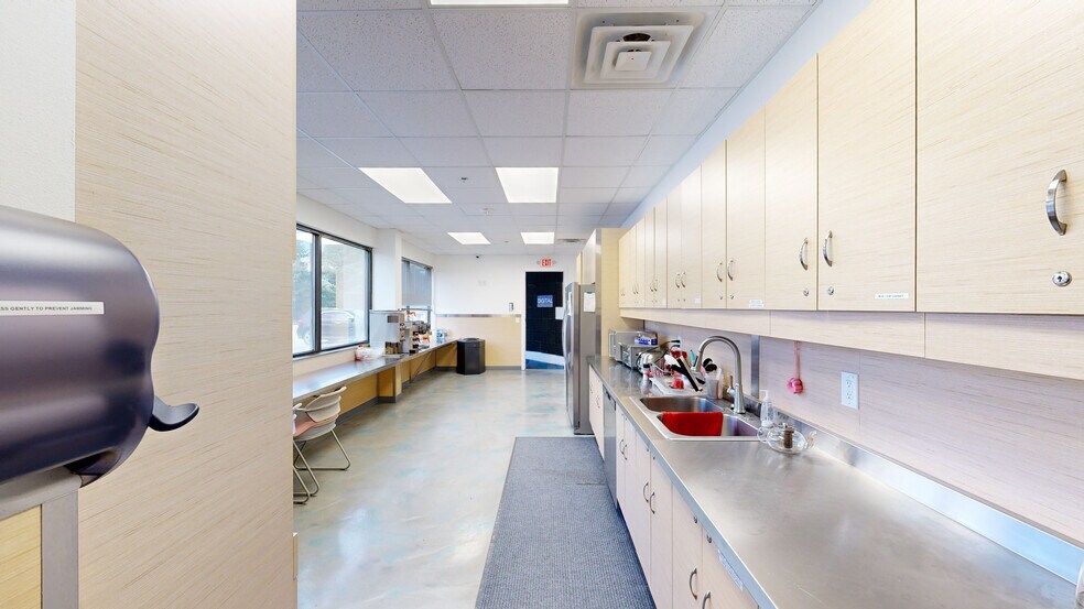 More Photos Of 4400 Renaissance Pky, Warrensville Heights Showroom For Lease