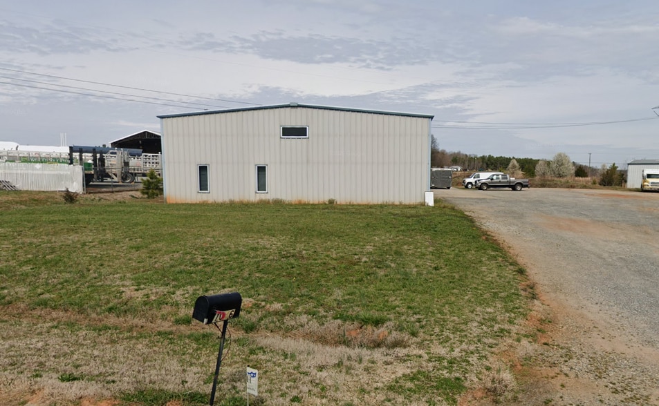 Primary Photo Of 1046 Gateway Dr, Mooresville Auto Repair For Lease