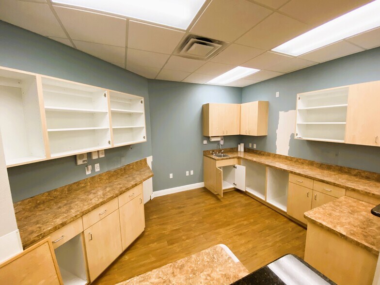 More Photos Of 401 Manatee Ave E, Bradenton Medical For Sale