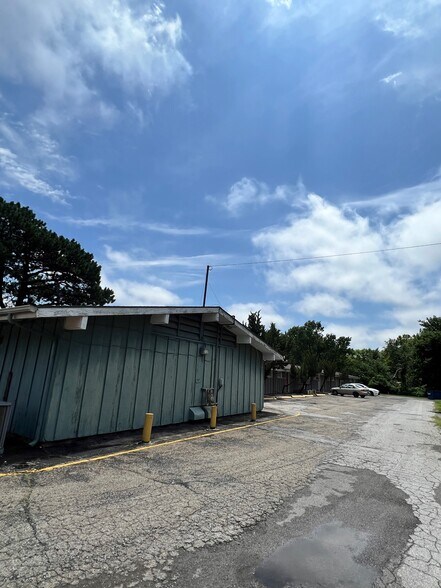 More Photos Of 2919 W 6th St, Lawrence Hotel For Sale