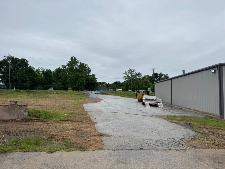 More Photos Of 6031 Fm 2767, Tyler Warehouse For Lease