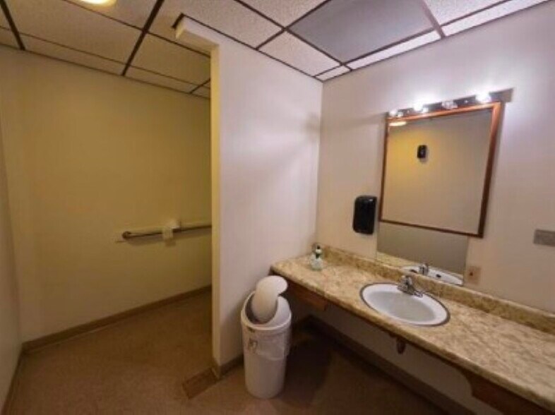 More Photos Of 418 S 36th St, Quincy Office For Lease