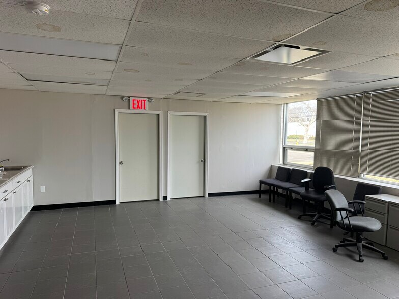 More Photos Of 22 Spence St, Bay Shore Distribution For Lease