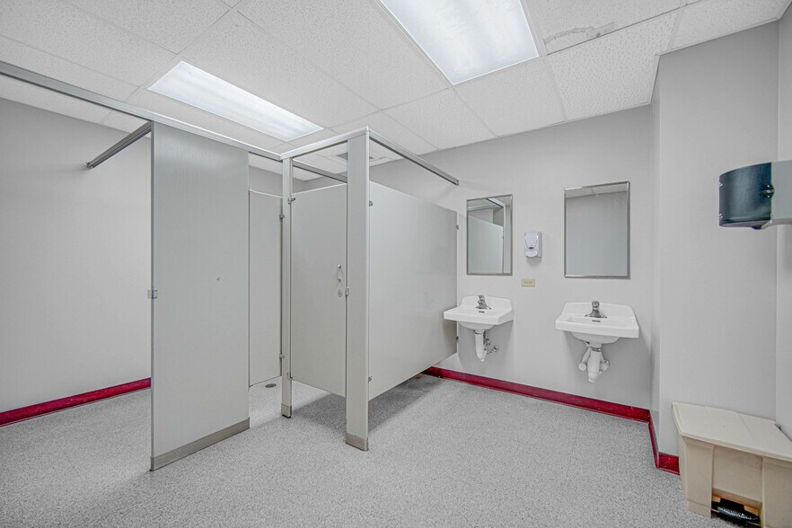 More Photos Of 134 W 111th St, Chicago Office For Lease