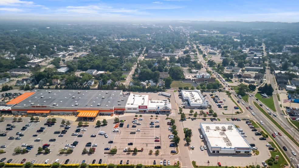More Photos Of 810-840 Jackson Ave, Grand Haven General Retail For Sale