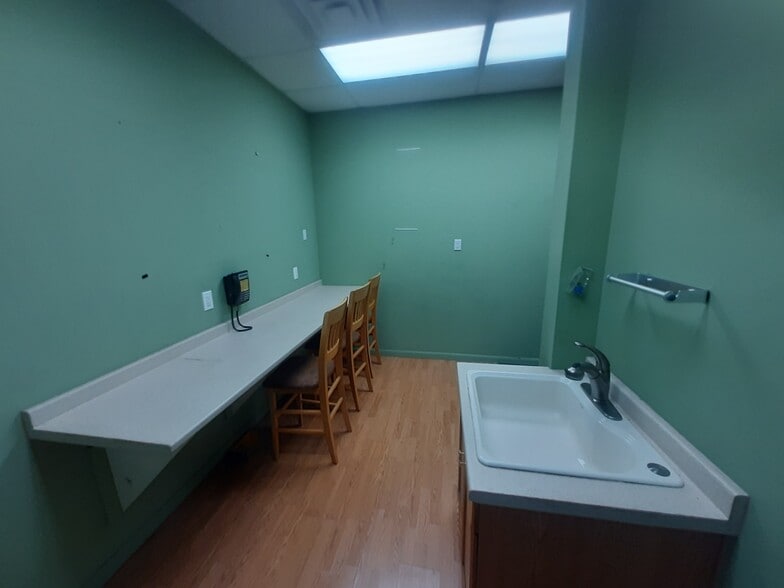 More Photos Of 176 5th Ave, Hawthorne Warehouse For Lease