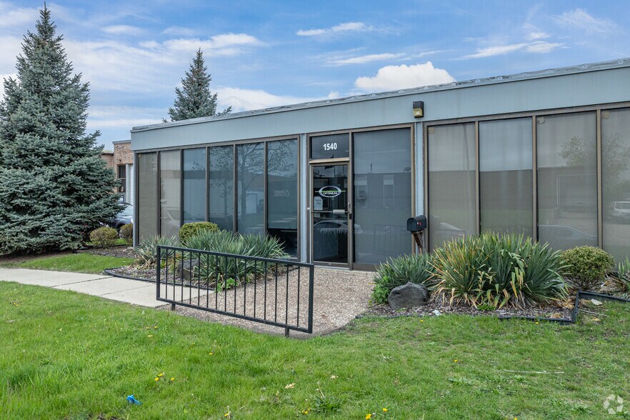 More Photos Of 1540-1544 W Wrightwood Ct, Addison Warehouse For Lease