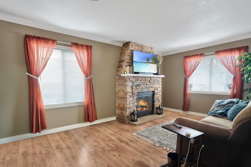 More Photos Of 344 SE Elm St, Prineville Flex For Sale
