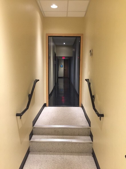 More Photos Of 2402-2406 W 8th Ct, Hialeah Warehouse For Lease