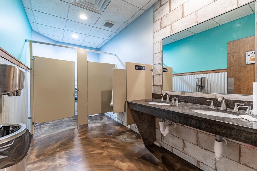 More Photos Of 840 S Broad St, Griffith Restaurant For Sale