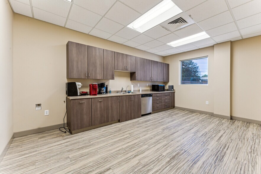 More Photos Of 2105 Northwest Blvd, Newton Office For Lease