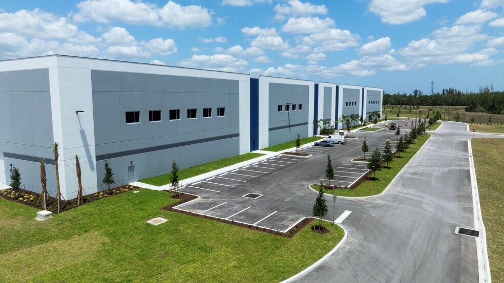 More Photos Of 15500 Venture Way, Jupiter Distribution For Lease