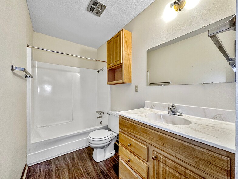 More Photos Of 920 Meadow Ln, Des Moines Apartments For Sale