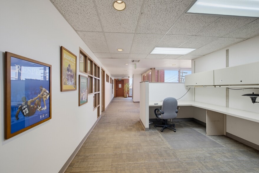 More Photos Of 10495 Santa Monica Blvd, Los Angeles Office For Sale