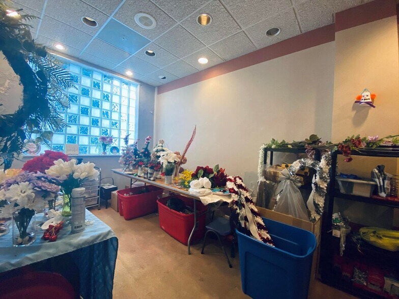 More Photos Of 4230 W Loomis Rd, Greenfield Showroom For Lease