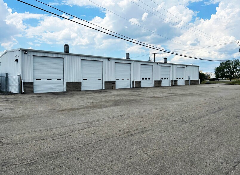 More Photos Of 2375 E Oakton St, Arlington Heights Service For Sale