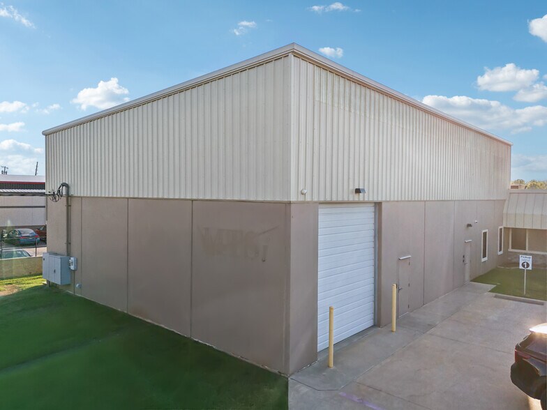 More Photos Of 2005 N Yellowood Ave, Broken Arrow Warehouse For Sale