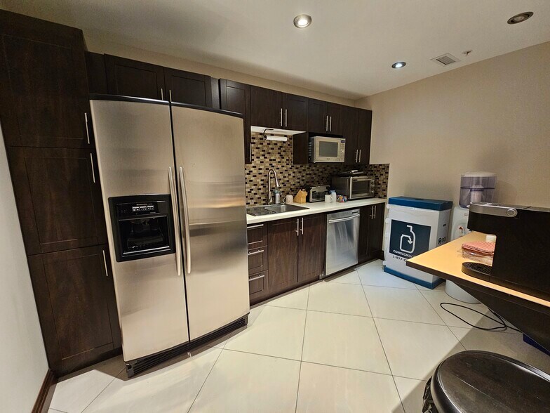 More Photos Of 2305-2329 Rue Guénette, Saint-Laurent Distribution For Sale