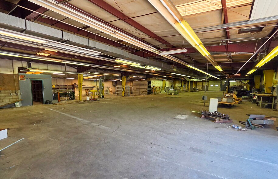 More Photos Of 710 4th St, Shenandoah Warehouse For Sale