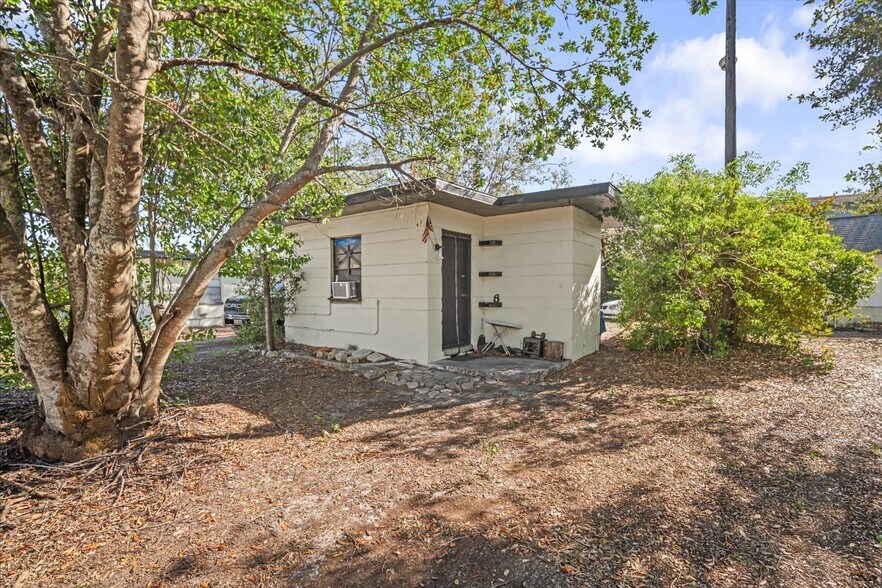 More Photos Of 13642 N Florida Ave, Tampa Freestanding For Sale