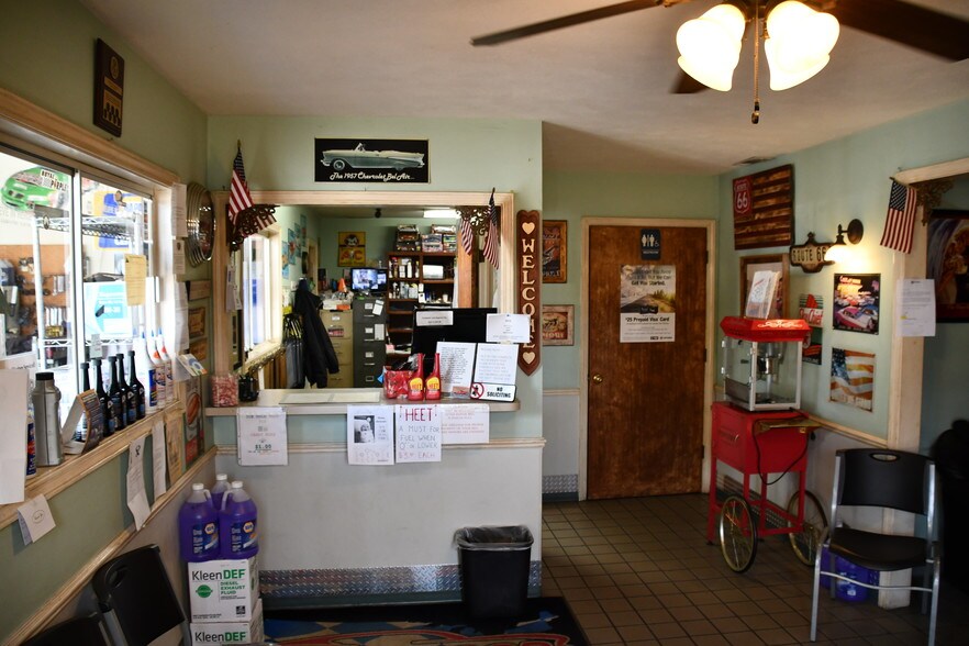 More Photos Of 722 Cottage St, Shorewood Auto Repair For Sale