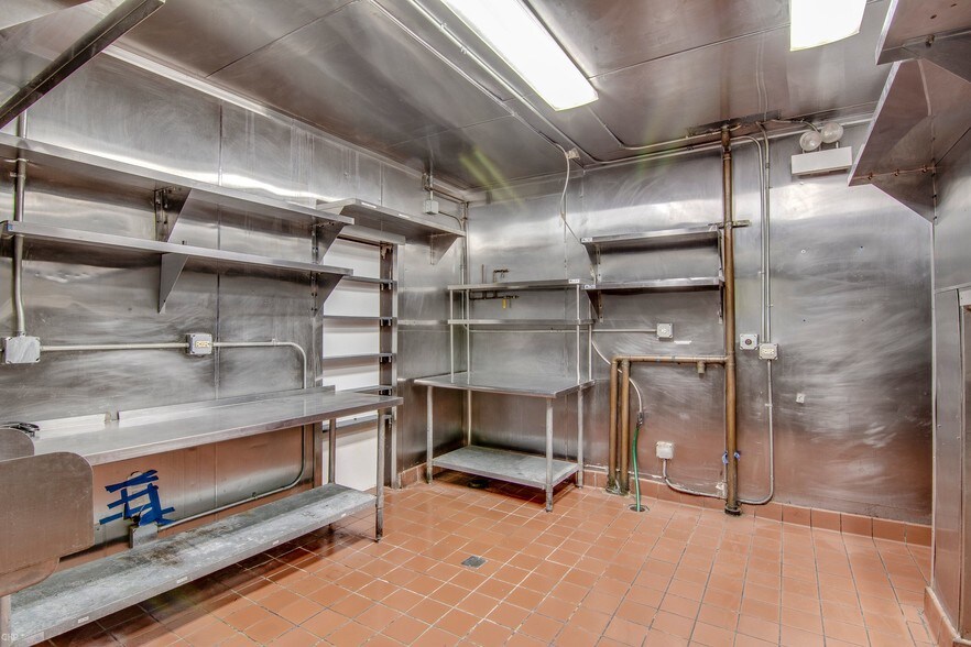 More Photos Of 1700 W Division St, Chicago Apartments For Lease