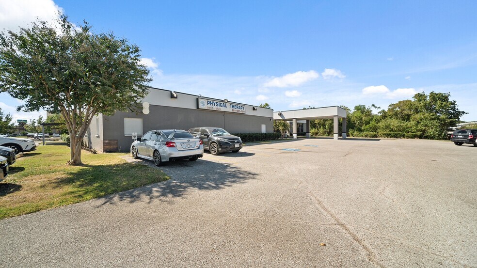 More Photos Of 910 N Highway 146, Baytown Medical For Lease