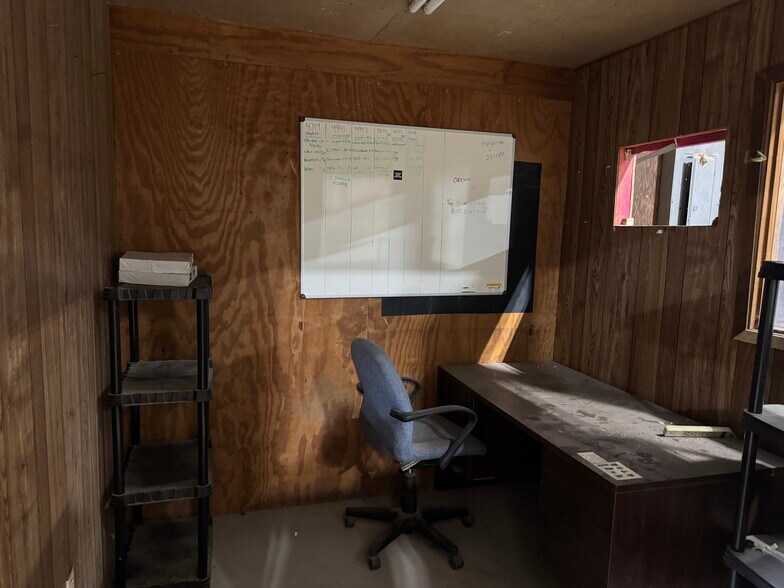 More Photos Of 1208 S Chestnut St, Lufkin Showroom For Sale