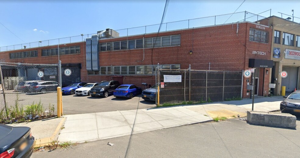 More Photos Of 2585 W 13th St, Brooklyn Showroom For Lease