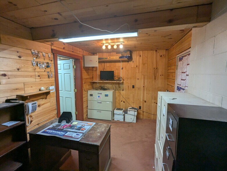 More Photos Of 14367 Lincoln Hwy, Everett General Retail For Sale