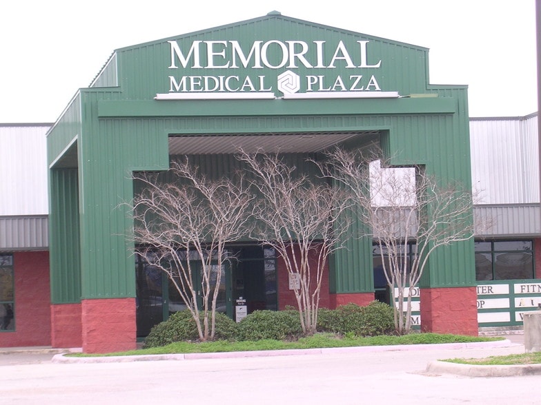 Primary Photo Of 1300 N Virginia St, Port Lavaca Medical For Lease
