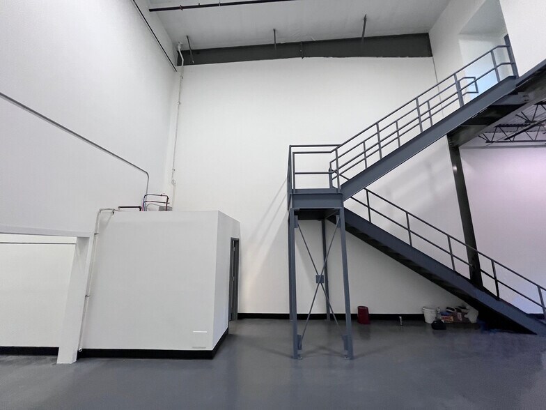 More Photos Of 106 Ledge Rd, Seabrook Warehouse For Lease