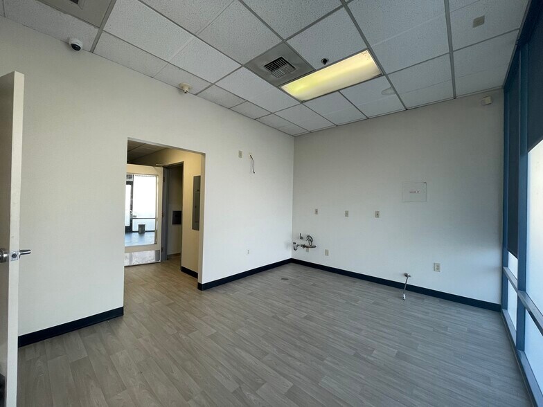 More Photos Of 2550 W El Camino Ave, Sacramento General Retail For Lease