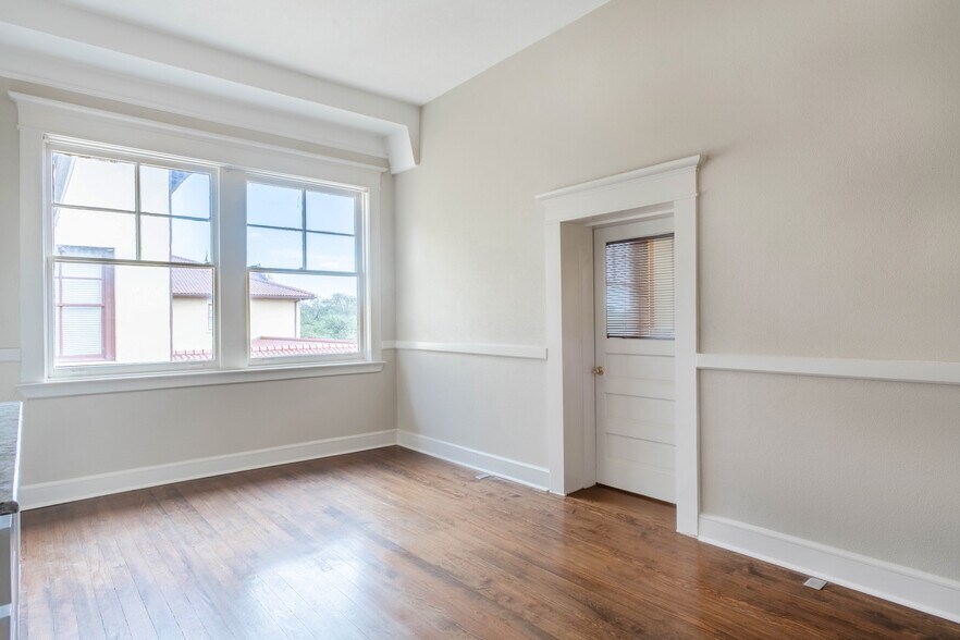 More Photos Of 131 E Exchange Ave, Fort Worth Office Residential For Lease