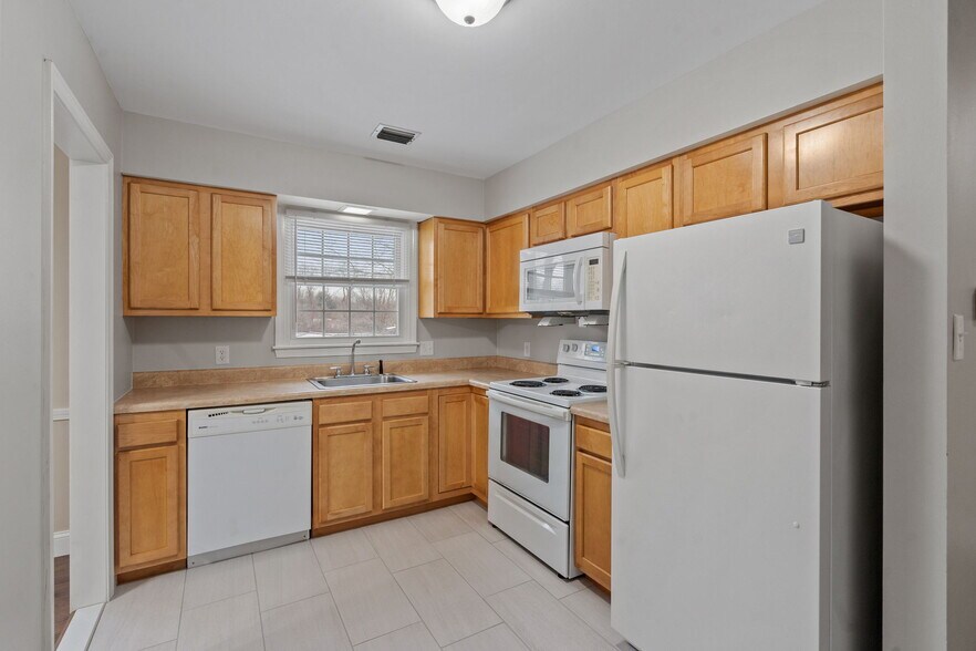 More Photos Of 565 Bay Rd, Queensbury Apartments For Lease