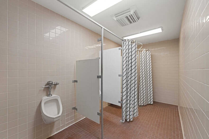 More Photos Of 985 Newmark Ave, Coos Bay Health Club For Sale