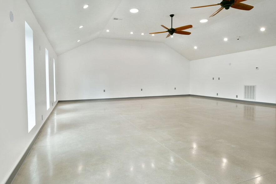 More Photos Of 3019 Parkman Rd NW, Warren Flex For Sale