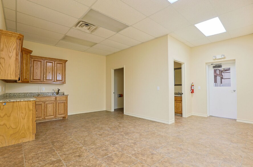 More Photos Of 2914 N County Road 1140, Midland Warehouse For Lease