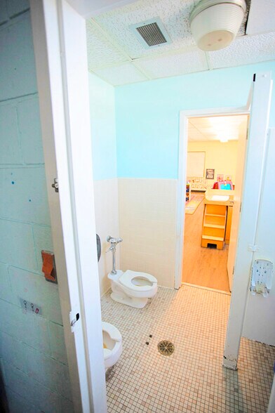 More Photos Of 2045 Drew St, Clearwater Schools For Lease