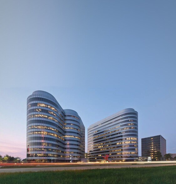 More Photos Of 2900 N Loop Fwy W, Houston Office For Lease