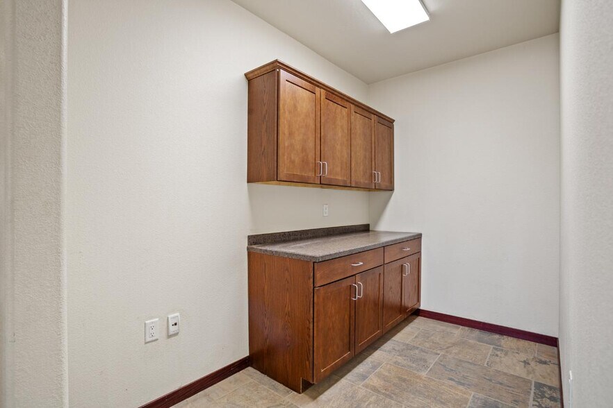 More Photos Of 4415 Burdick Expy E, Minot Office For Lease