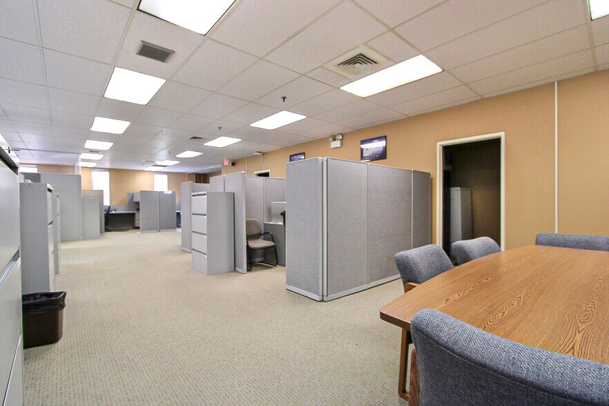 More Photos Of 2 Elm St, Windsor Locks Office For Lease