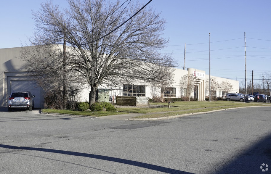 More Photos Of 7 Aerial Way, Syosset Showroom For Lease