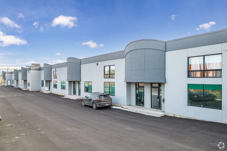 More Photos Of 3195-3227 Boul Pitfield, Saint-Laurent Light Manufacturing For Sale