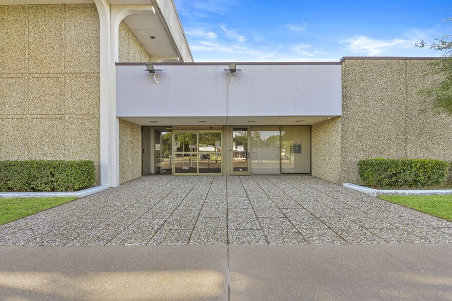 More Photos Of 2401 Termini St, Dickinson Office For Sale
