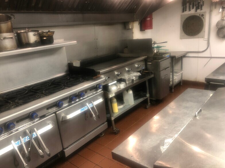 More Photos Of 1472 S Pearl St, Denver Restaurant For Lease