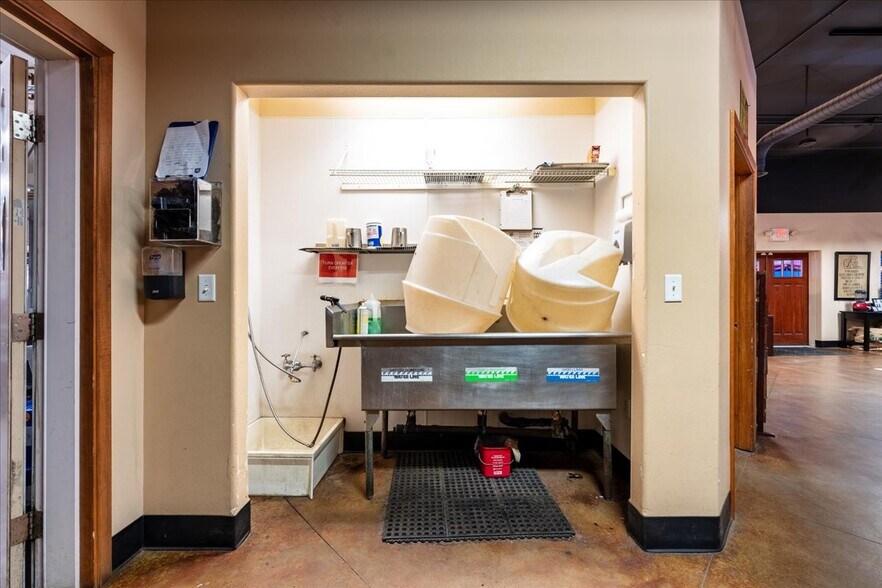 More Photos Of 1502 Minnie St, Fairbanks Industrial For Sale