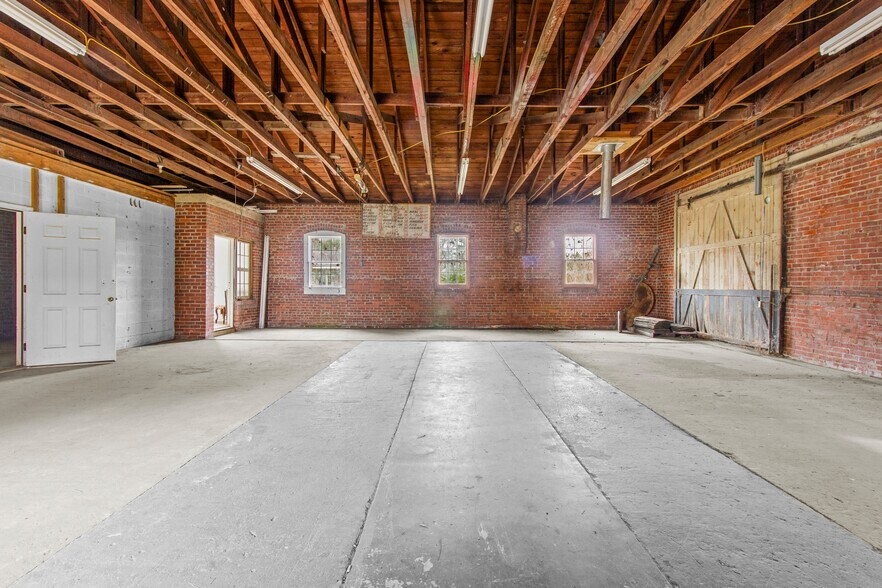 More Photos Of 470 N 4th St, Aurora Freestanding For Sale