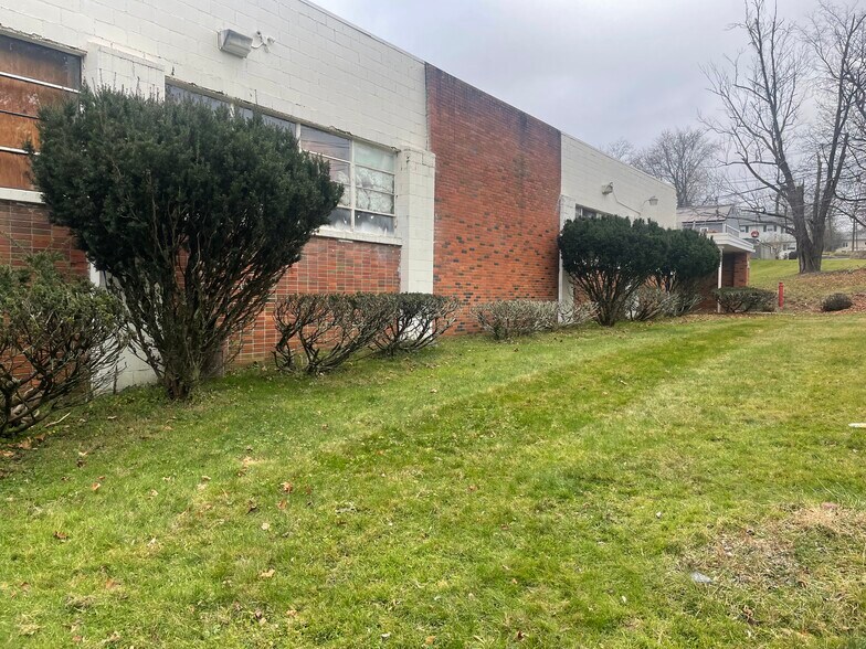 More Photos Of 20 Industrial Pl, Middletown Manufacturing For Sale